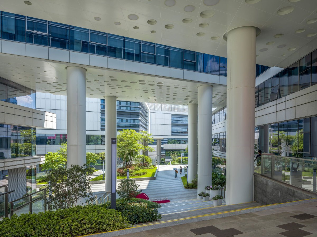 Archello's tweet image. The HENN-designed CityUHK Dongguan campus uses a robust bridge network, terraced structures, and climate-responsive facades to tie labs, teaching spaces, and public zones into a single research infrastructure.
archello.com/project/city-u… 

#HENN #CampusArchitecture #MaterialLogic