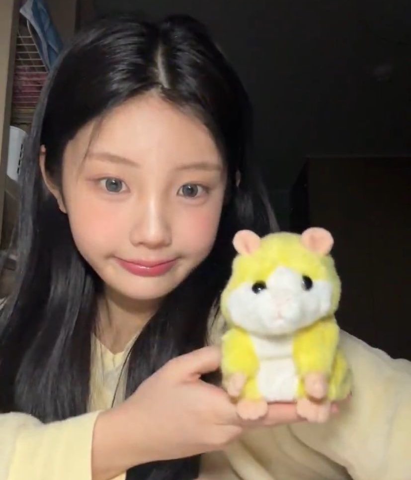 mingieaye's tweet image. 원희 라방 좋은점 이 사진 4장으로만으로도 설명 가능함