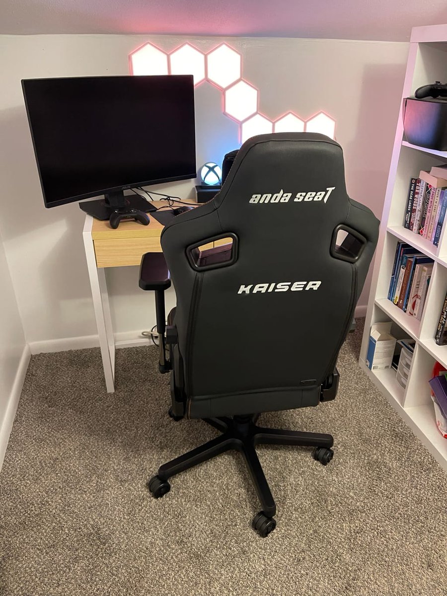 Quality, comfort, and service that's "top notch". That's the goal. ✅ Kaiser3
👉 Tag us in your #AndaSeat setup for a chance to be featured!

📷: Matt from andaseat.com

#andaseat #gamer #gamingchair #kaiser3 #blackfriday #ergonomic #gamingsetup #officechair #worksetup
