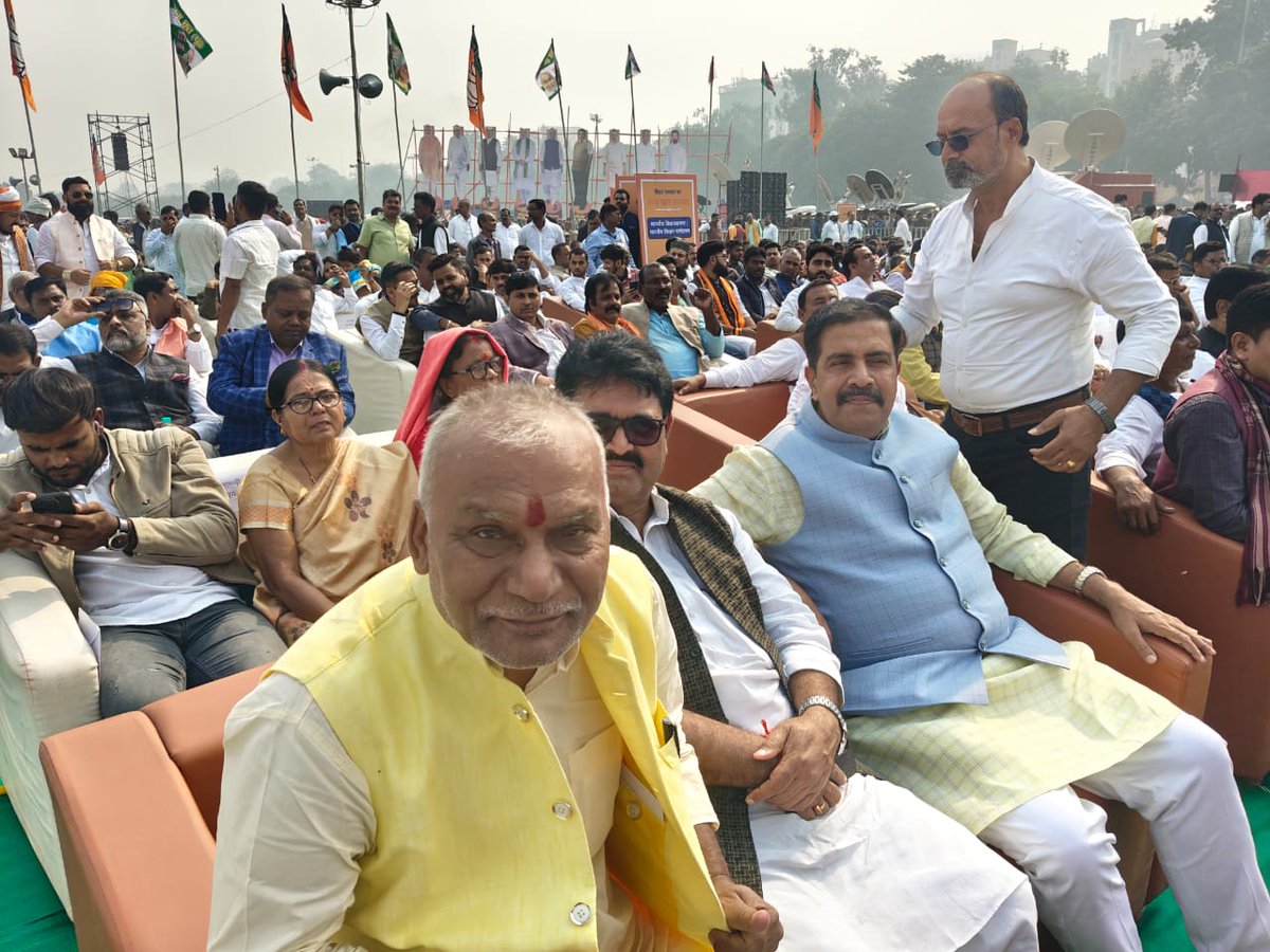 bjprajeevkumar's tweet photo. बिहार के नए सफ़र की ऐतिहासिक घड़ी 

आज पटना के ऐतिहासिक गांधी मैदान में बिहार सरकार के भव्य शपथग्रहण समारोह में सम्मिलित होने का सौभाग्य प्राप्त हुआ।

विकास पुरुष, माननीय मुख्यमंत्री श्री नीतिश कुमार जी, माननीय उपमुख्यमंत्री श्री सम्राट चौधरी जी, माननीय उपमुख्यमंत्री श्री विजय कुमार सिन्हा जी, सहित कुल 26 माननीय मंत्रीगणों ने शपथ लेकर बिहार के विकास की नई राह को और भी मजबूत किया।

पूरा समारोह उत्साह, उमंग और लोकतांत्रिक गरिमा से परिपूर्ण रहा।
आज का यह ऐतिहासिक क्षण पुनः प्रमाणित करता है कि बिहार अपने विकास पथ पर दृढ़ संकल्प और नई ऊर्जा के साथ आगे बढ़ रहा है।

बिहार की जनता को हृदय से आभार —
अब शुरू होगा विकास का नया दौर, नई उम्मीदों और नए विश्वास के साथ।

जय बिहार। 🙏