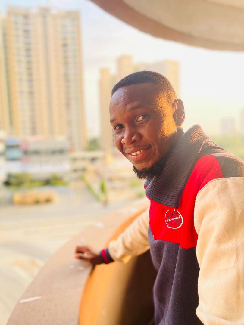 Unamtukana mtu QMALBIBIYAKO,kumbe yeye maisha yake yote amelelewa na bibi yake

Jinsi anavyo kuangalia