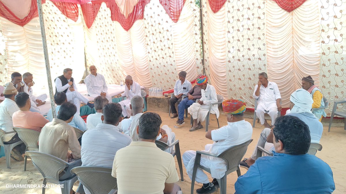 आज रूपपुरा थोई, श्रीमाधोपुर (सीकर) पहुंचकर श्री नरसी सिंह शेखावत जी की माताजी के निधन उपरांत उन्हें विनम्र श्रद्धांजलि अर्पित की।

ईश्वर दिवंगत आत्मा को अपने चरणों में स्थान दें तथा शोक संतप्त परिवारजनों को इस दुःख की घड़ी को सहन करने की शक्ति प्रदान करें।
ॐ शांति 🙏