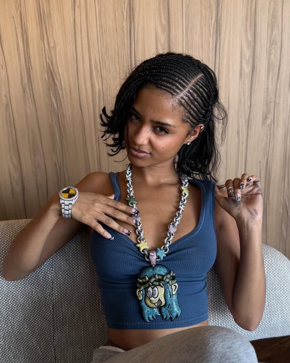 simonsaysdrip's tweet image. Tyla wore Verdy’s Cartoon Jesus chain crafted by Alex Moss — with the sister piece made exclusively for A$AP Rocky.
#Tyla #Verdy #AlexMoss #ASAPRocky