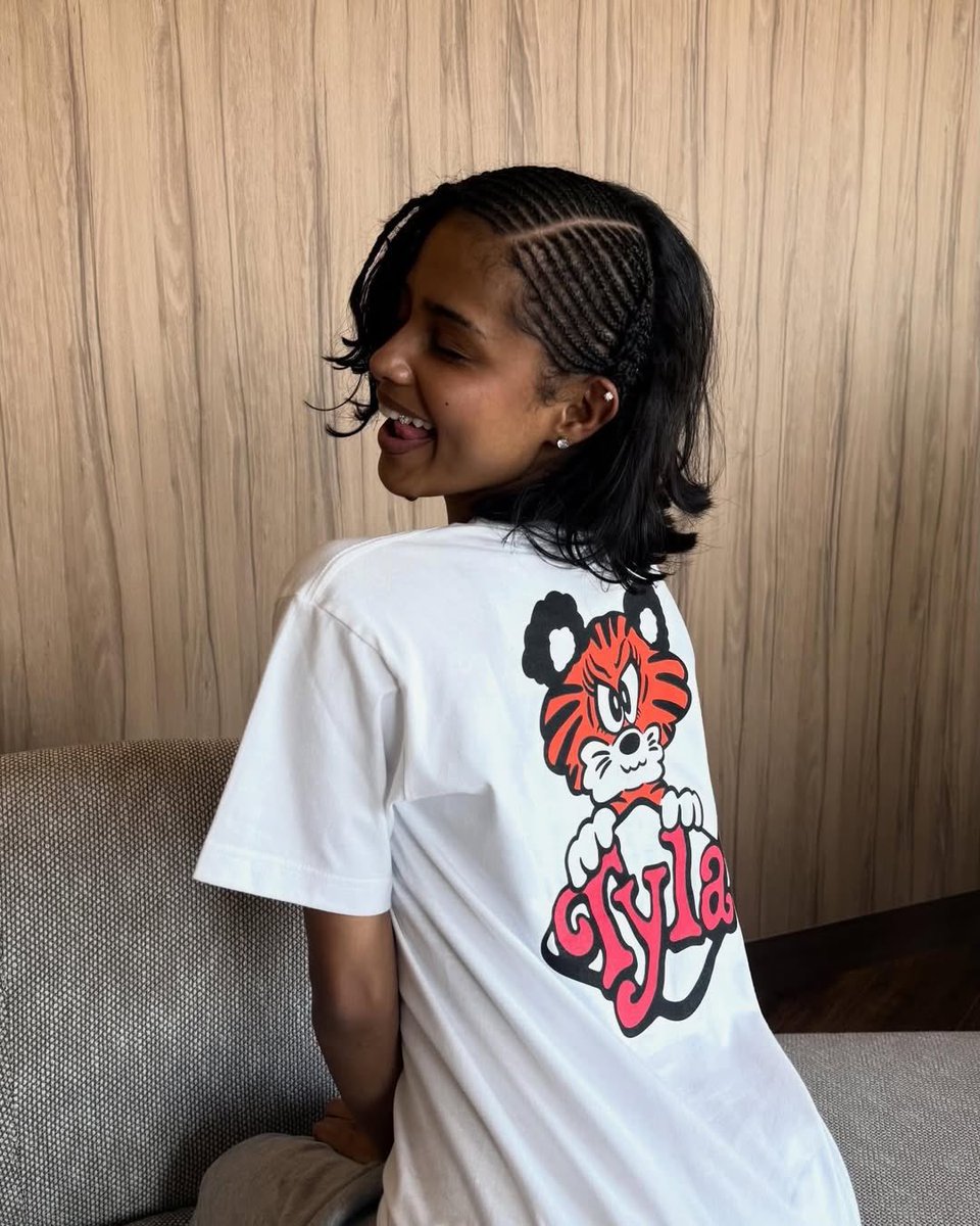 simonsaysdrip's tweet image. Tyla wore Verdy’s Cartoon Jesus chain crafted by Alex Moss — with the sister piece made exclusively for A$AP Rocky.
#Tyla #Verdy #AlexMoss #ASAPRocky