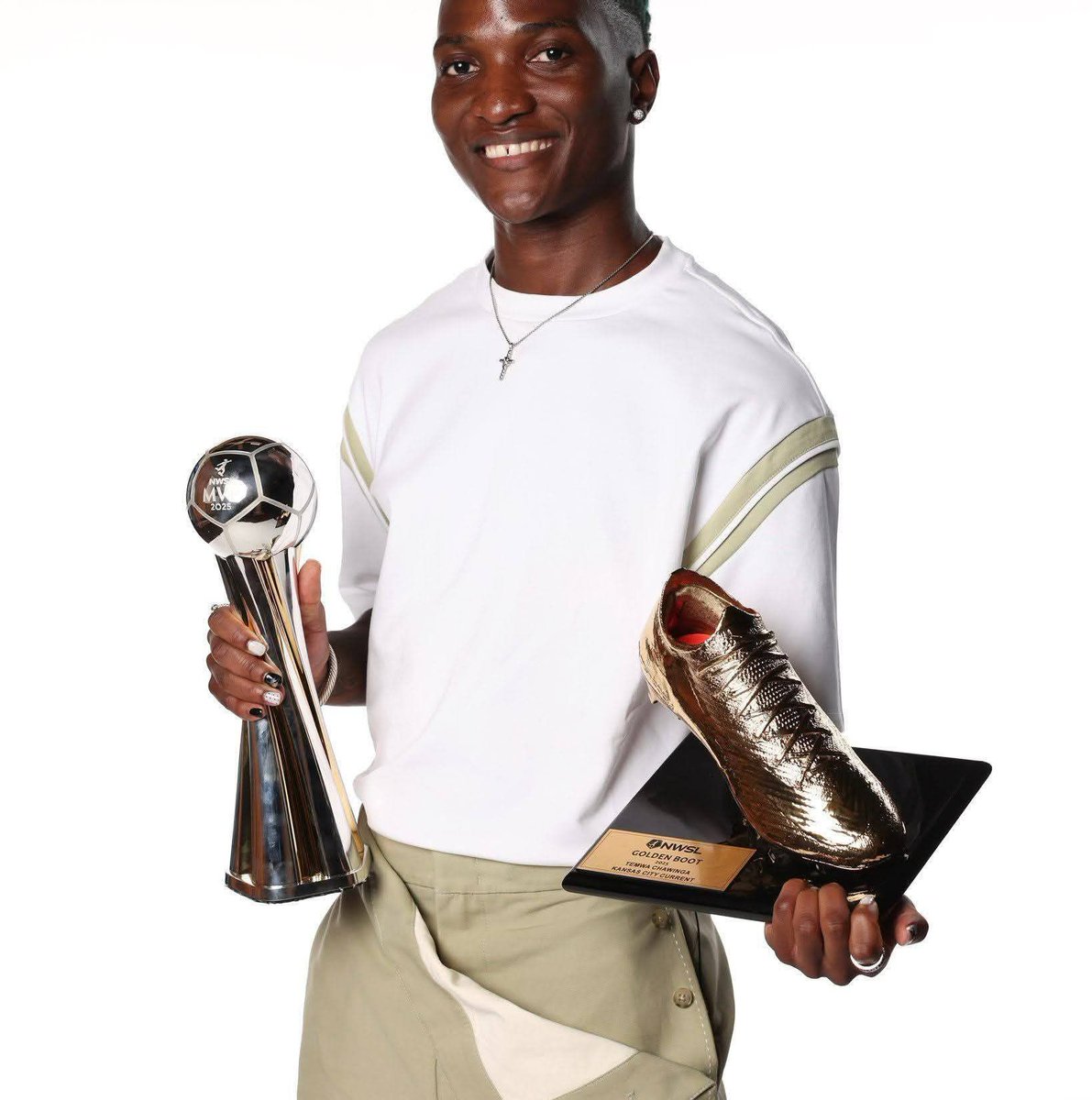 Times360Malawi's tweet image. #Times360Malawi #Sports
Malawi Women&apos;s National Football Team striker Temwa Chawinga has retained the Most Valuable Player ( MVP) award in the US National Women&apos;s Soccer League ( NWSL).

She is the first player in the NWSL history to win back-to-back MVP award.