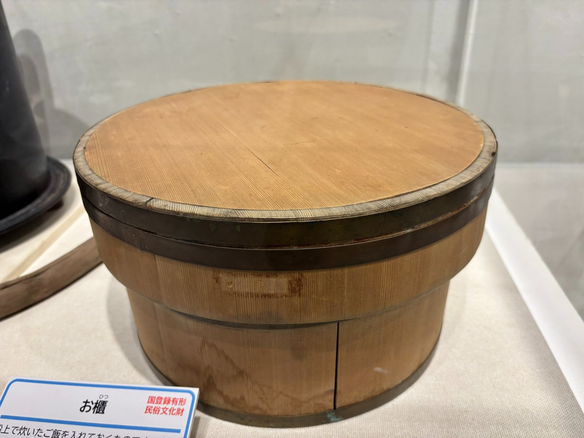 【#高瀬船展 】
高瀬船には、世事（セイジ・セジ）とよばれる生活スペースがあり、葛飾北斎の「富嶽三十六景 常州牛堀」にも描かれています🌊
船上での暮らしのひと工夫が、ご飯を入れる「お櫃（ひつ）」に！揺れる船内でも安定するよう、底が平らで幅広く作られていました。
#千葉県立中央博物館