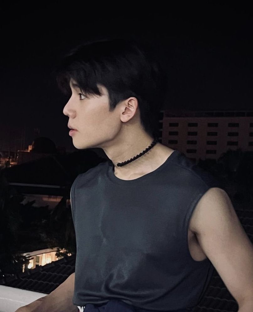 tenthousandskyy's tweet image. ได้โปรดเถอะสวรรค์ ได้โปรดเอาจิมมี่ผมยาวที่ชอบใส่ที่คาดผมไว้ตรงคอกลับมาที เหมือนไม่ได้เห็นสิ่งนี้นานมากๆ   น้องซีลูกได้โปรดหนูลองพูดกับเฮียของหนูที ก่อนที่โลกใบนี้จะไม่ได้เห็นสิ่งๆนี้อีก หนูอ่านแล้วพูดนะว่า ’เฮียไม่ไว้ผมยาวแล้วหรอ คิดถึงลุคผมยาวของเฮียอะ…