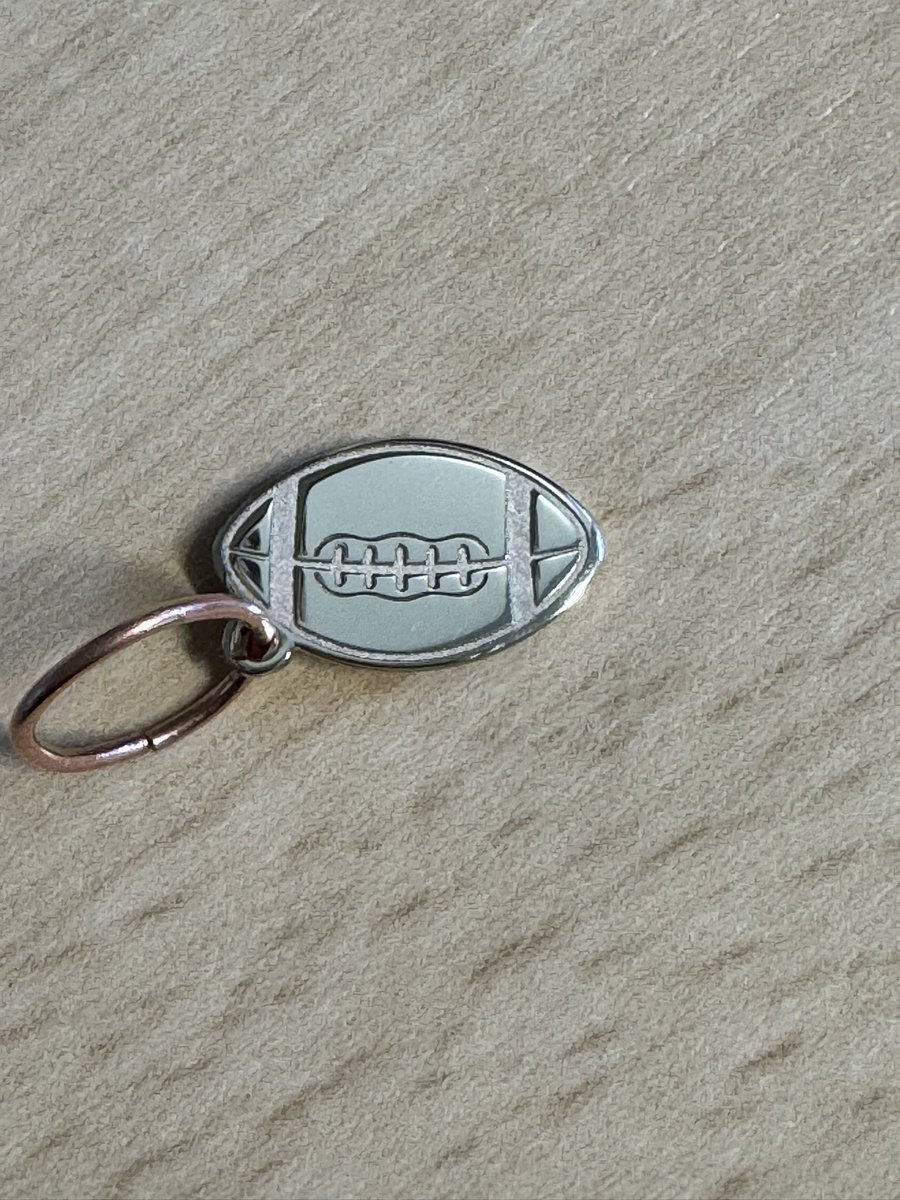 Glaube war noch nie so zufrieden mit einer Anhänger Anfertigung als mit diesem hier (die Öse diente nur dafür das mit der Anhänger beim polieren nicht weg rutscht, wird durch eine passende Öse dann ersetzt)