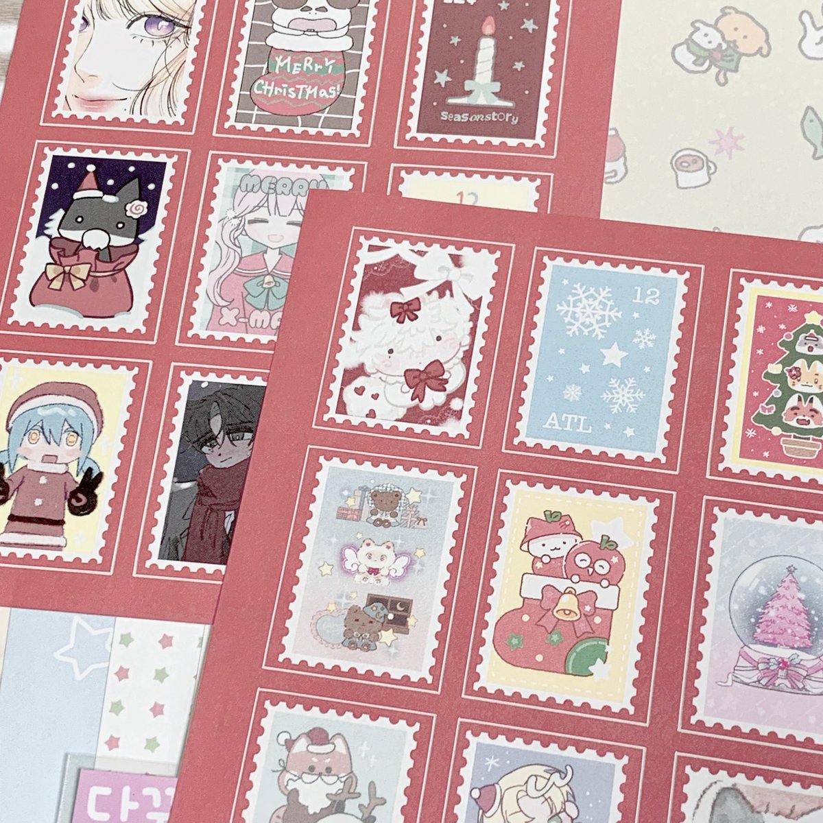 크리스마스 문구전 소문내기 당첨 물품 받았어요 ~.~ 콜라보 모조지 진심 짱이쁘고 사이즈가 커서 롱모조지로 쓰면 딱 좋을 것 같아요>.<! 우표 스티커는 아까워서 못 쓸듯요,,, 넘 귀여워요ㅠㅜ 최애 작가님(강아 천국) 스티커 살때 금액 더 채워서 1장 더 받아야징🎶