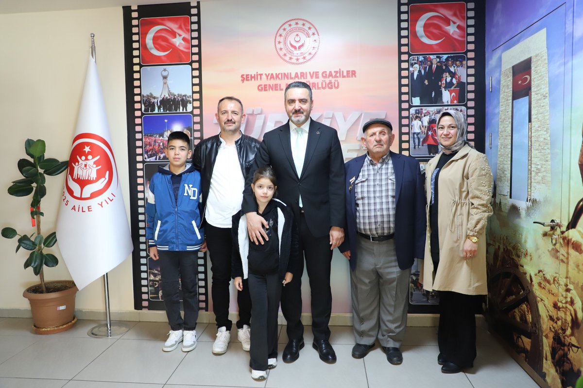 Kahraman Gazimizden Anlamlı Ziyaret🇹🇷
 
Kıbrıs gazimiz Durmuş Boşlamaz ile kıymetli ailesini Genel Müdürlüğümüzde ağırladık.
 
Kahraman gazimizin torunlarıyla sohbet edip yakından ilgilenen Sn Genel Müdürümüz, gazimize ve kıymetli ailesine ziyaretleri dolayısıyla teşekkür etti.