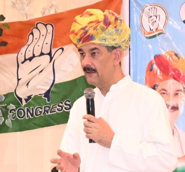 JitendraSAlwar's tweet image. आख़िर SIR को लेकर जनता में भय का माहौल क्यों बनाया जा रहा है?

बड़ी संख्या में नागरिकों को लगने लगा है कि उनका नाम वोटर लिस्ट से कट जाएगा, सरकारी योजनाओं का लाभ मिलना बंद हो जाएगा। दिहाड़ी कमाने वाले मज़दूर काम की छुट्टी कर इसमें परेशान हो रहे हैं। जिन लोगों के माता-पिता,…