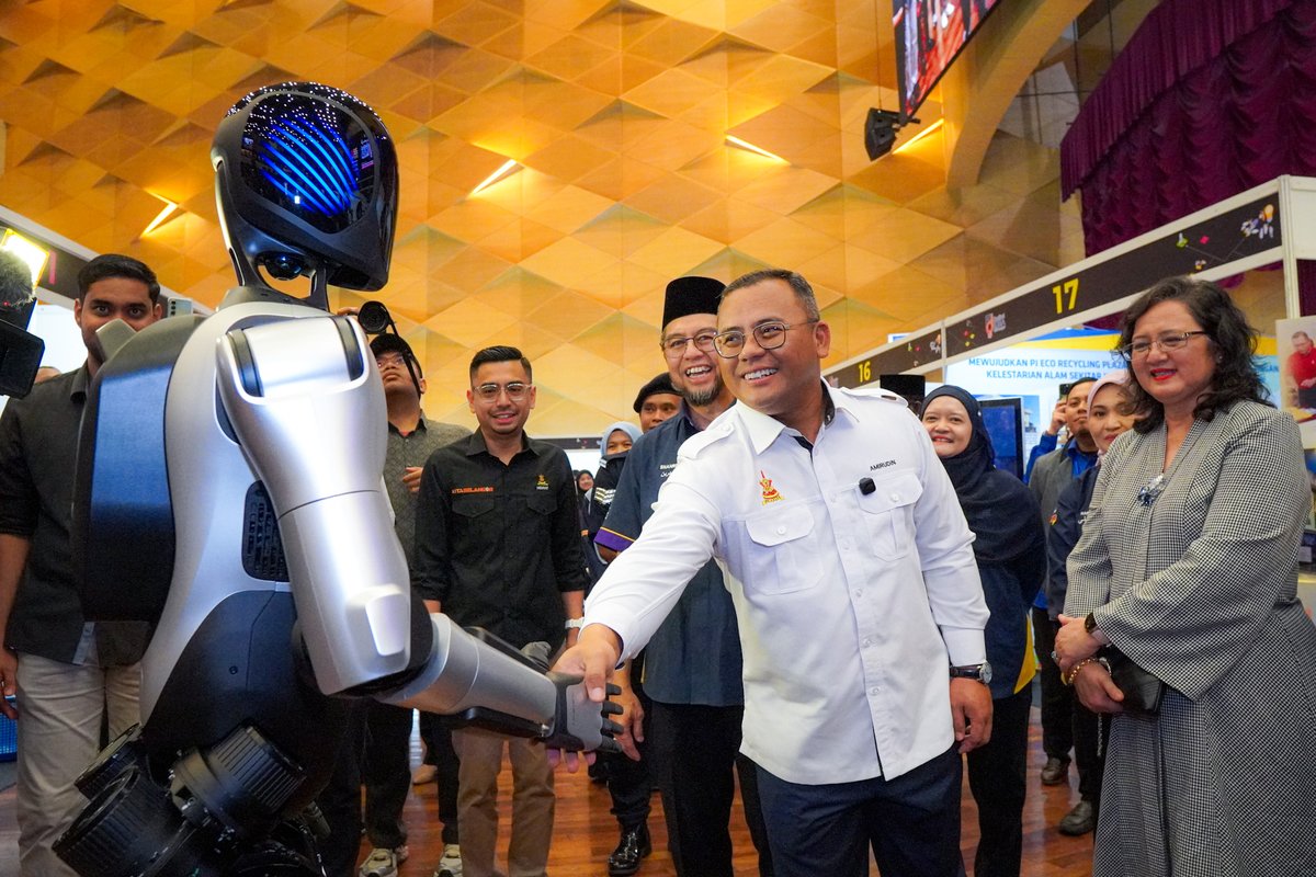 AgiBot_zhiyuan's tweet image. 📌 AgiBot&apos;s Cross-sector Collaboration at FOI@Selangor in Malaysia 
📅AgiBot, together with i-City and UiTM University, attended the Annual Grand Event - FOI@Selangor - in Selangor, Malaysia on October 25, 2025. 
🤖At the event, AgiBot A2 and X2 not only showed their intelligent…