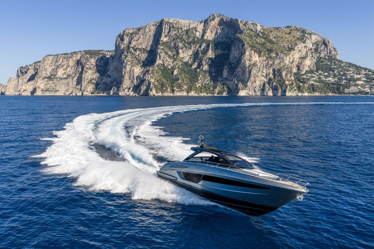 The Riva 58' Capri hull, in shark grey tones with bright-black details, vaunts a long sweep of tinted glass that only adds to her dashing personality.
#FerrettiGroup #KeepBuildingDreams #ProudToBeItalian 📷 #MadeInItaly
ow.ly/UB1J50Xu4Nh