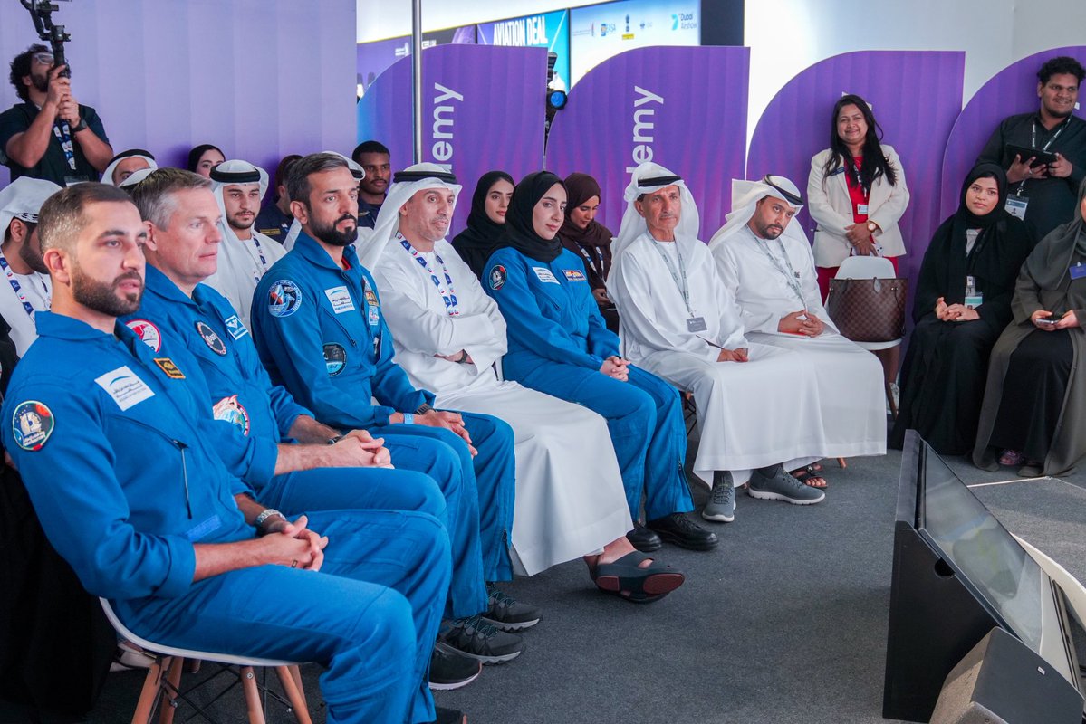 astro_hazzaa's tweet image. معرض دبي للطيران منصة عالمية للابتكار والريادة والإلهام في مستقبل الطيران والفضاء 🚀
سعدت في أول أيامه بالمشاركة في جلسة &quot;قصص من خارج الأرض&quot; مع أخي سلطان النيادي والزميل أندرياس موغنسن من وكالة الفضاء الأوروبية، حيث استعرضت تجاربي خلال مهمة &quot;طموح زايد&quot; إلى محطة الفضاء الدولية وما…