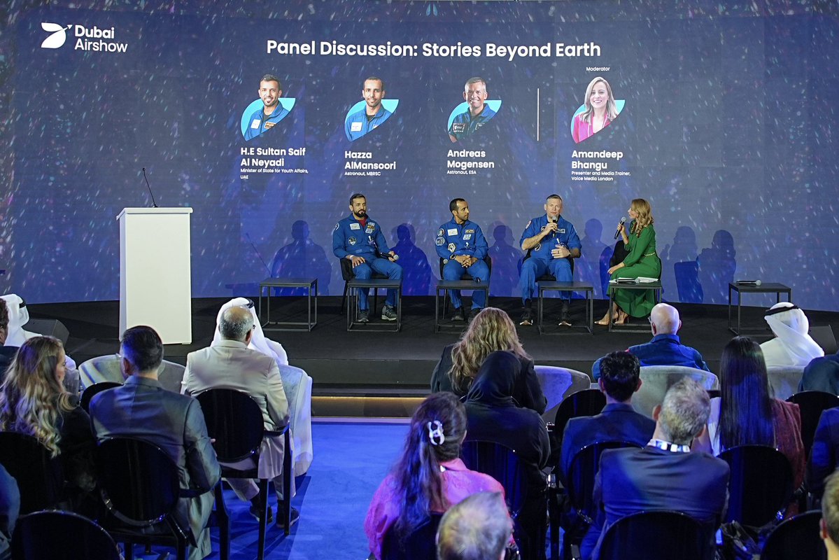 astro_hazzaa's tweet image. معرض دبي للطيران منصة عالمية للابتكار والريادة والإلهام في مستقبل الطيران والفضاء 🚀
سعدت في أول أيامه بالمشاركة في جلسة &quot;قصص من خارج الأرض&quot; مع أخي سلطان النيادي والزميل أندرياس موغنسن من وكالة الفضاء الأوروبية، حيث استعرضت تجاربي خلال مهمة &quot;طموح زايد&quot; إلى محطة الفضاء الدولية وما…