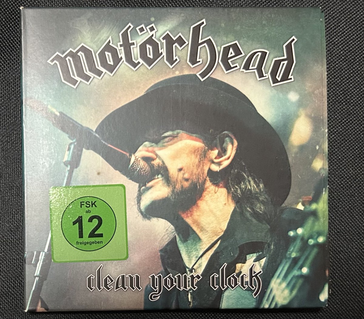 ryuichitsujii's tweet image. 今夜はモーターヘッド『Clean Your Clock』の爆音上映会in自室。レミーが亡くなってから今年で10年。これから先も、いつも心にモーターヘッド♠️#motörhead #モーターヘッド #motorhead #レミー・キルミスター