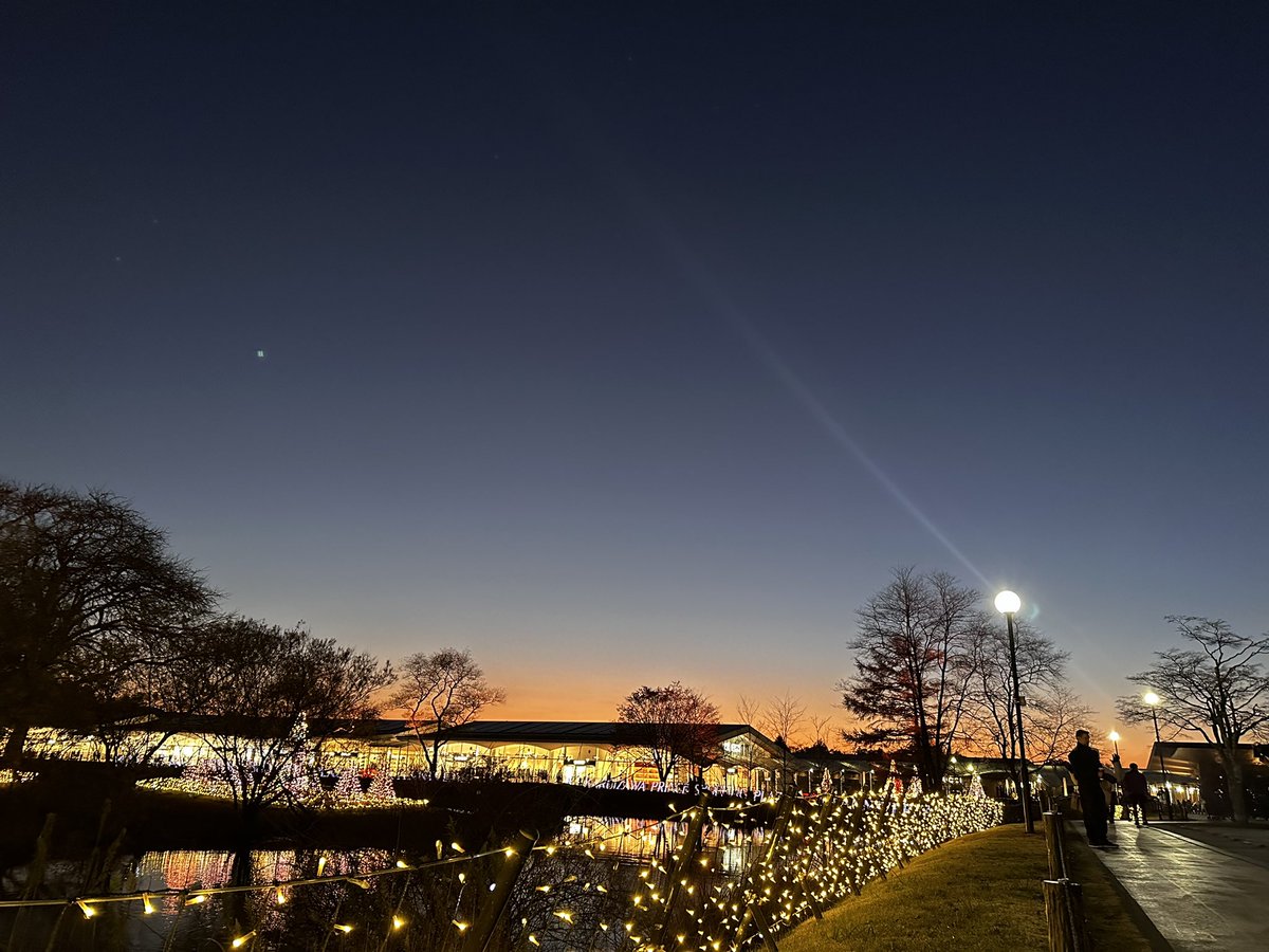 Tubaki7711S's tweet image. 軽井沢からマジックアワー。イルミネーションもいい感じで、池に映っていて良き。

#マジカワ
#fm長野