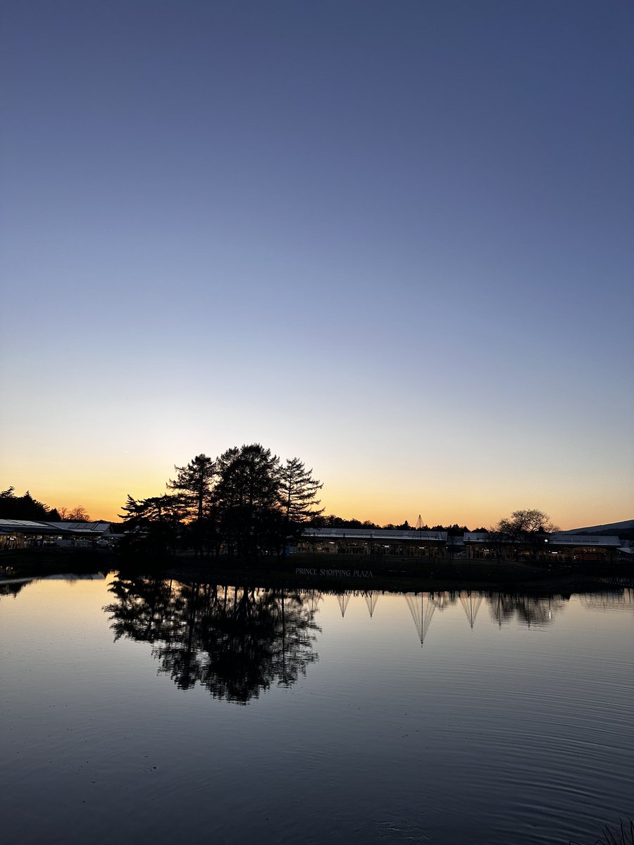 Tubaki7711S's tweet image. 軽井沢からマジックアワー。イルミネーションもいい感じで、池に映っていて良き。

#マジカワ
#fm長野