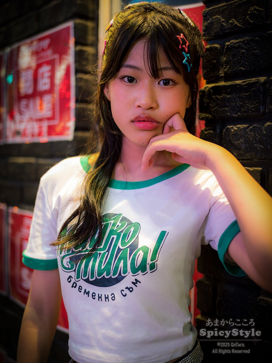 こころです！ 恵が向けるスマホのレンズを、じっと見つめる。 「ココロ、目力強いね