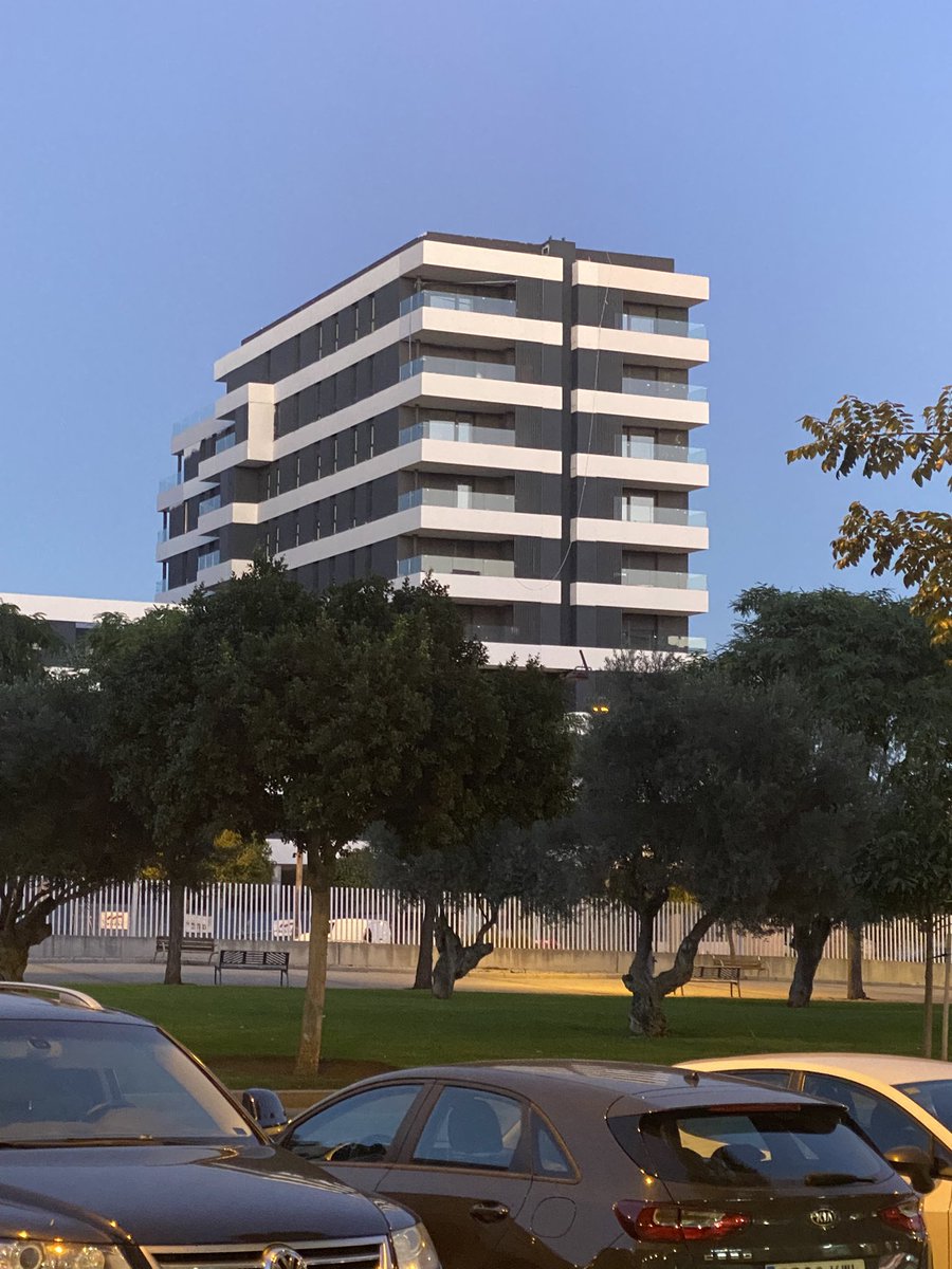 🧵 de Ecologia Urbana en Entrenúcleos, un nuevo barrio, muy grande, en Dos Hermanas, Área Metropolitana de #Sevilla, donde, claro, no podían faltar los “edificios cebra”. Vamos a dar un paseo con ojos de ecólogo urbano!