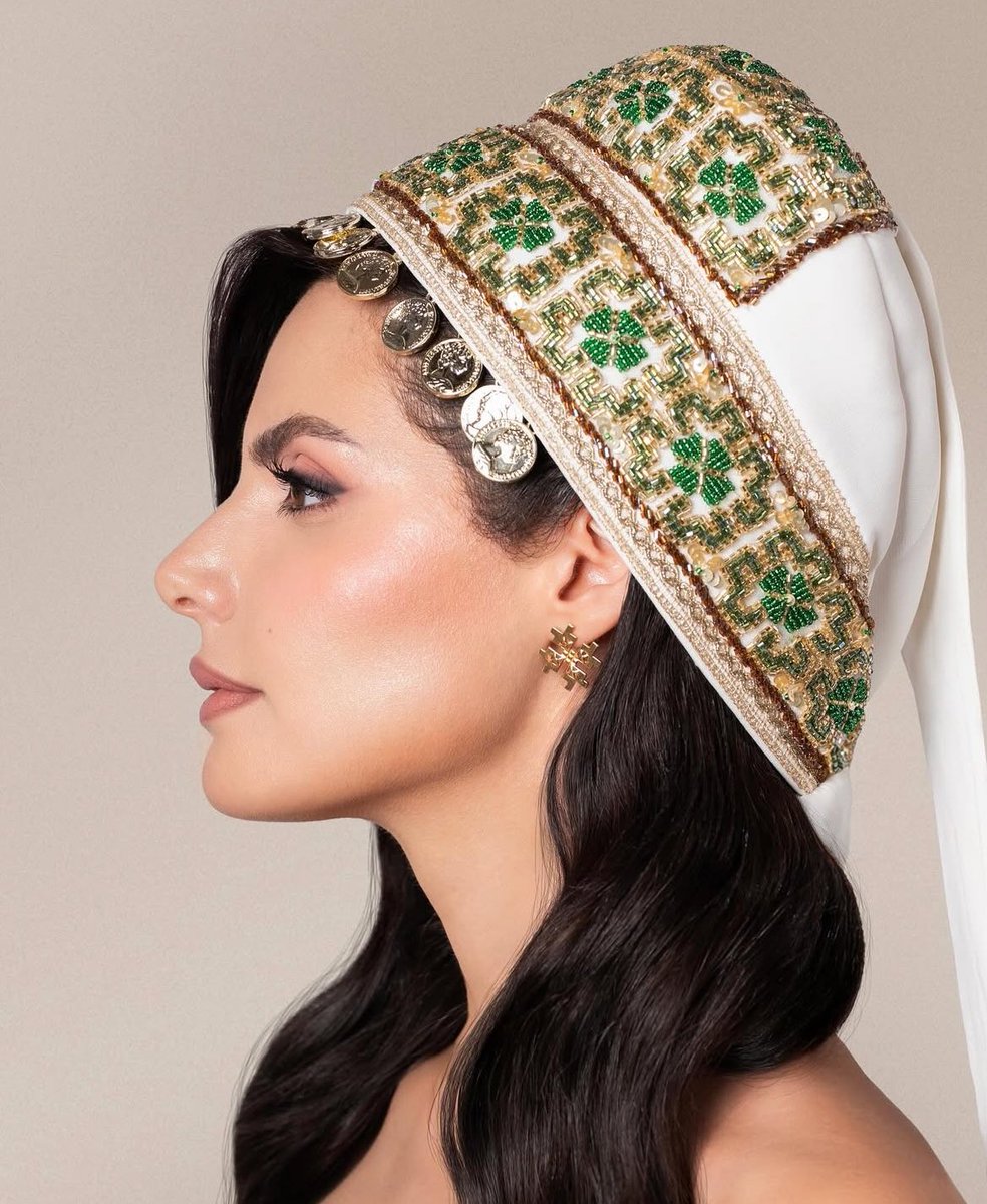 badestoutfit's tweet image. nadeen ayoub’s wearing custom neveen el kady for her debut as the first miss universe palestine. 

this gown features a shatweh-inspired crown, tatreez embroidery depicting palestinian heritage including motifs of al-aqsa mosque, the church of the holy sepulchre, olive trees, and…