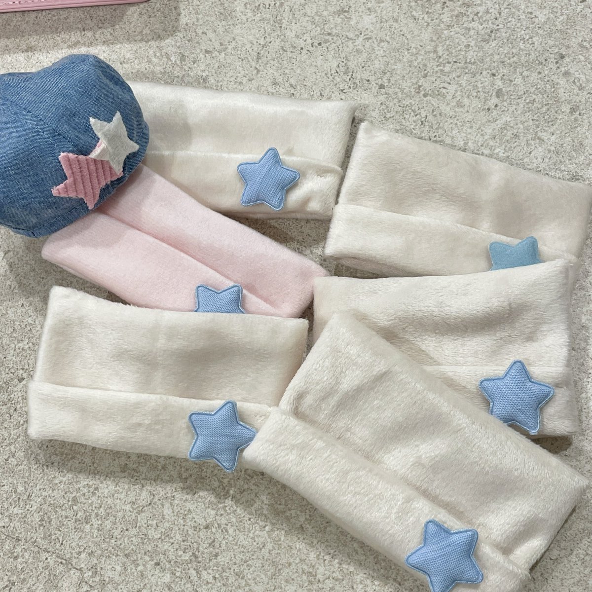 💗플레이브 앙콘 콘서트 나눔

✨밤비 뿌우 청베레모or별비니모자
(오늘 밤에 더 추가로 만들 예정이지만 소량입니다🥲)

★첫콘(금요일)나눔예정! 
시간과 장소는 당일에 도착하는대로 
알려드릴게요☺️                                                   

인사할 수 있으면 인사해요오😳💕