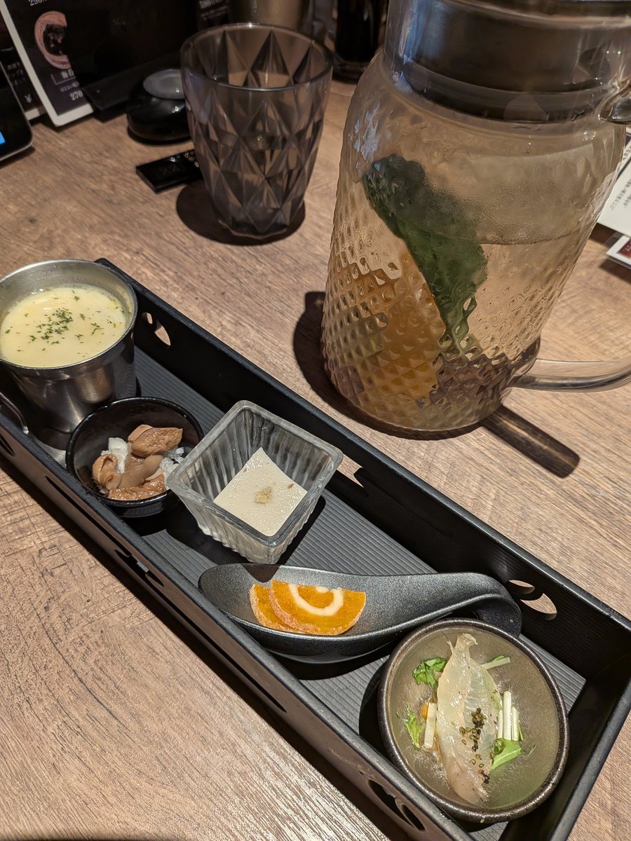 unibabibi's tweet image. 病院🏥の帰りに　ごはん
大丸札幌　OWL
秋鮭とねを玉葱の出汁釜飯
天ぷら小そば膳
前菜
平目昆布〆ｶﾙﾊﾟｯﾁｮ　杏子ﾊﾞﾀｰ
焼き茄子豆腐　落葉きのこみぞれ和え　きのことアサリのﾌﾗﾝ