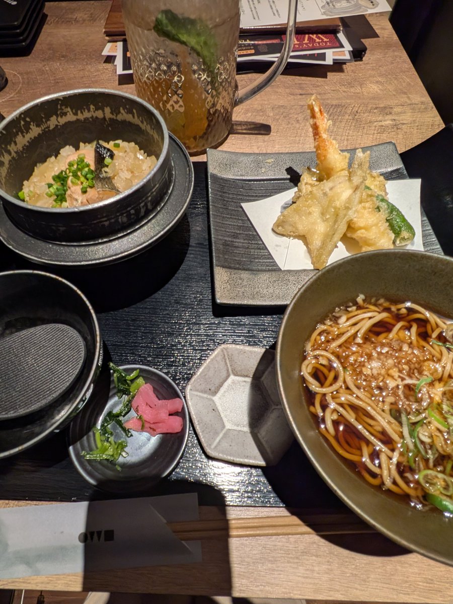 unibabibi's tweet image. 病院🏥の帰りに　ごはん
大丸札幌　OWL
秋鮭とねを玉葱の出汁釜飯
天ぷら小そば膳
前菜
平目昆布〆ｶﾙﾊﾟｯﾁｮ　杏子ﾊﾞﾀｰ
焼き茄子豆腐　落葉きのこみぞれ和え　きのことアサリのﾌﾗﾝ