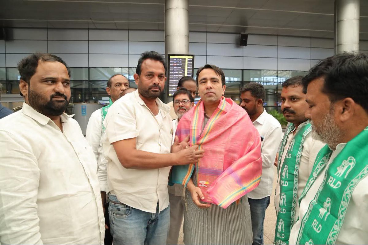 Vivekdeol7's tweet image. हैदराबाद एयरपोर्ट पर स्थानीय पदाधिकारियों और पार्टी कार्यकर्ताओं द्वारा केंद्रीय मंत्री सह राष्ट्रीय अध्यक्ष चौधरी @jayantrld जी का स्वागत किया गया।