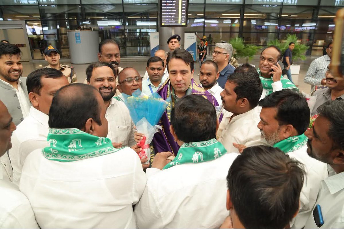 Vivekdeol7's tweet image. हैदराबाद एयरपोर्ट पर स्थानीय पदाधिकारियों और पार्टी कार्यकर्ताओं द्वारा केंद्रीय मंत्री सह राष्ट्रीय अध्यक्ष चौधरी @jayantrld जी का स्वागत किया गया।