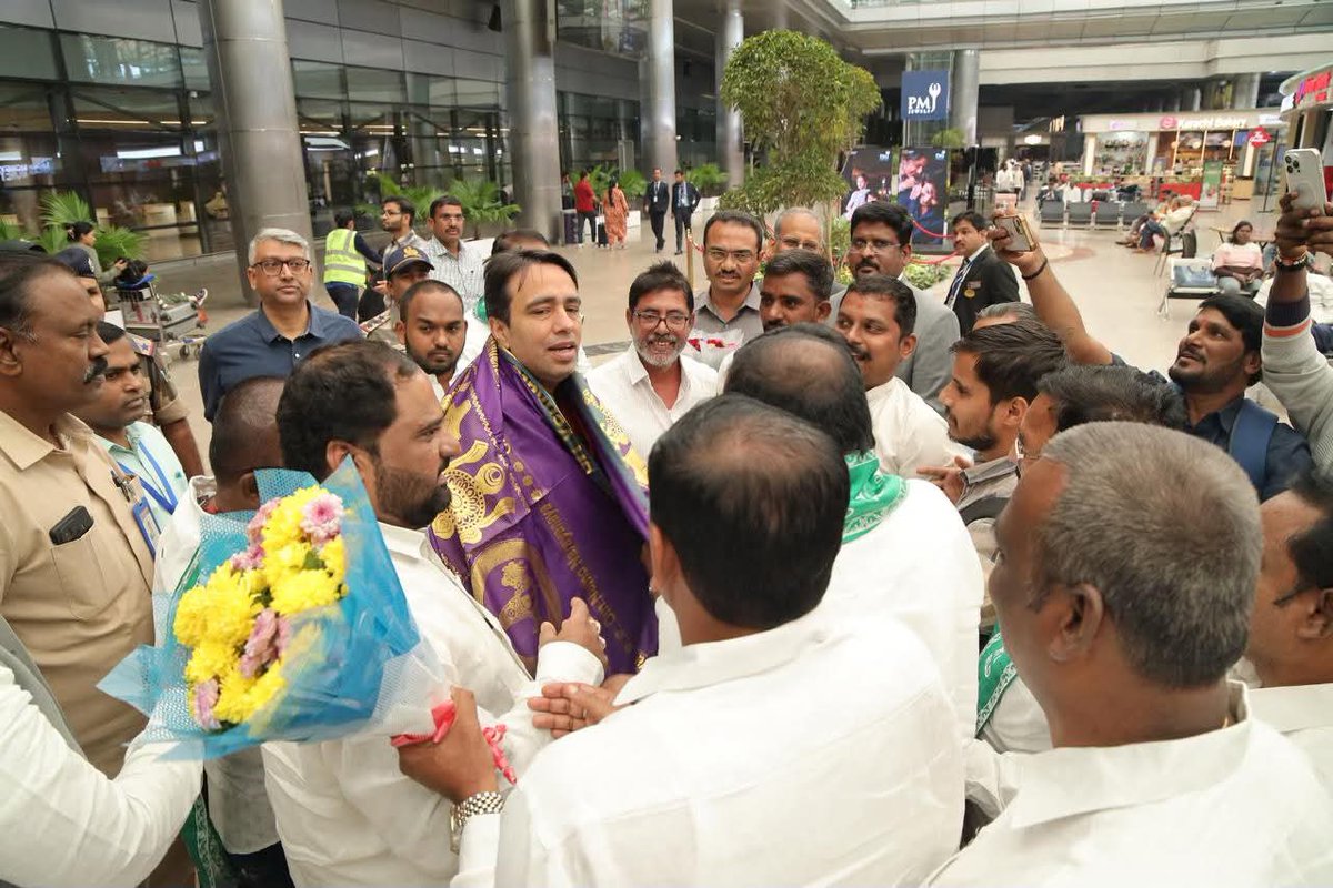 Vivekdeol7's tweet image. हैदराबाद एयरपोर्ट पर स्थानीय पदाधिकारियों और पार्टी कार्यकर्ताओं द्वारा केंद्रीय मंत्री सह राष्ट्रीय अध्यक्ष चौधरी @jayantrld जी का स्वागत किया गया।