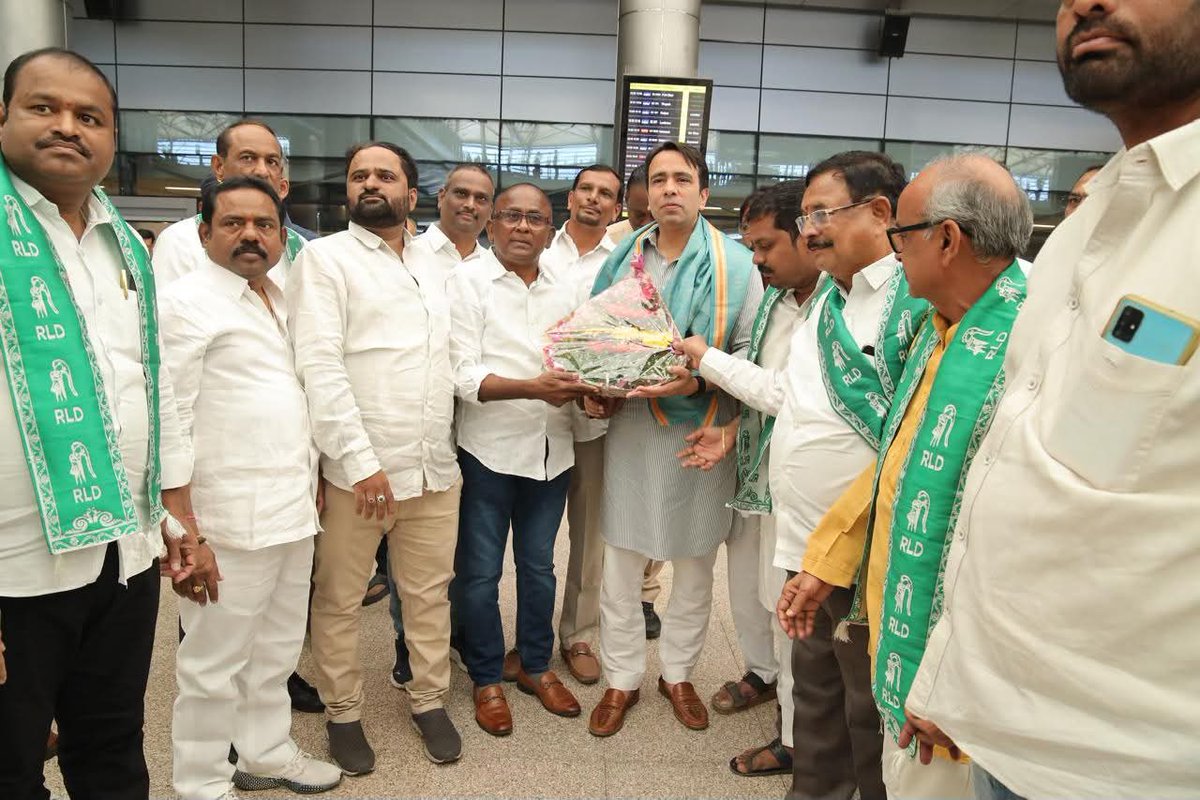 Vivekdeol7's tweet image. हैदराबाद एयरपोर्ट पर स्थानीय पदाधिकारियों और पार्टी कार्यकर्ताओं द्वारा केंद्रीय मंत्री सह राष्ट्रीय अध्यक्ष चौधरी @jayantrld जी का स्वागत किया गया।