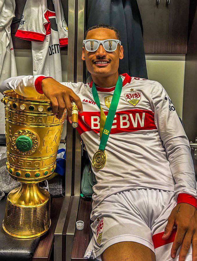 تدرون ان السبك هييرو كان متفق مع اينزو ميلو لاعب الاهلي الحالي 😂!!

الحمدلله ما تمت