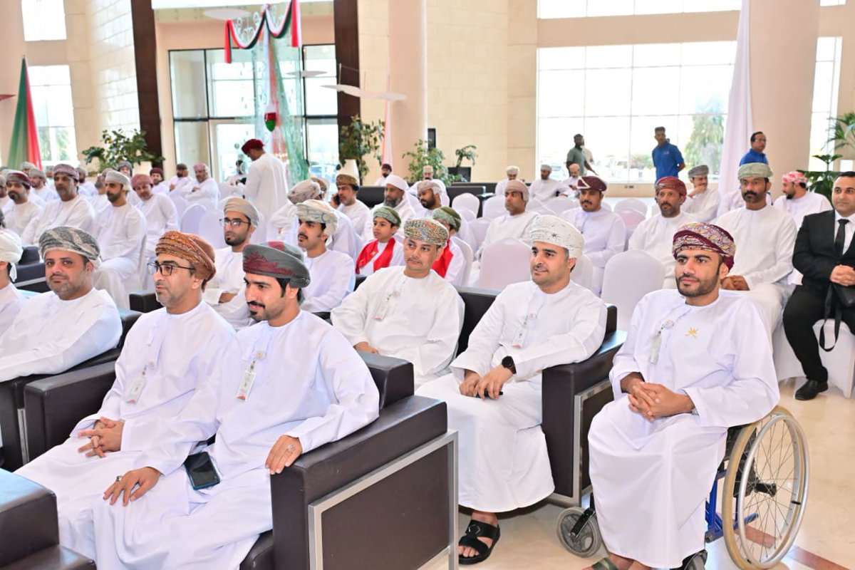 تضمّن الحفل فقرات وطنية متنوعة شملت عرض فيديو بعنوان "نبض عُمان إبداع يتجدد"، جسّد مسيرة النهضة المباركة، كما شهد الحفل مقطوعات موسيقية لطلبة #جامعة_صحار وأيضا لوحات فنية لمجموعة من طالبات المدارس.