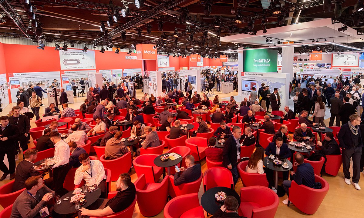 DirkSchaar's tweet image. Beckhoff zeigt auf der #SPS2025, wie Lösungen rund um die Engineering- und Runtime-Plattform #TwinCAT PLC++, TwinCAT 3 CoAgent, #Robotik, #Antriebstechnik und #Vision die Effizienz und Steuerung moderner Maschinen und Anlagen maßgeblich verbessern.
messweb.de/sps-2025-beckh…