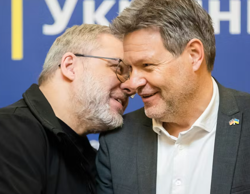 In diesem Bild rechts: Ein grüner Politiker, der zum Glück nichts mehr zusagen hat.

In diesem Bild links: Der ukrainische Ex-Energieminister 
Herman Haluschtschenko - er wurde kürzlich suspendiert und steht im größten ukrainischen Korruptions-Skandal unter Tatverdacht.

Das Foto