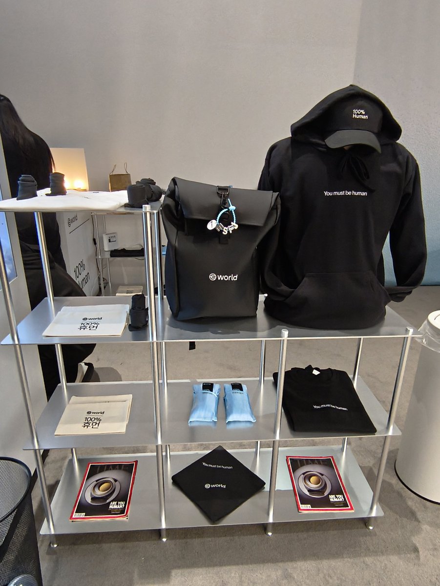 FISlab's tweet photo. ■ K-Builders Meetup — 서울 현장에서 만나는 빌더 생태계의 진짜 온도

@StoryProtocol @worldcoin @dsrvlabs @0xShardLab @Verse_Eight 

✨ 방금 World Flagship Space Seoul에 도착했습니다.
입구를 지나자마자 느껴지는 이 분위기—말 그대로 한국 빌더 생태계의 ‘실제 맥박’이 모여 있는 자리 같습니다.
창업가, 게임 스튜디오 개발자, 대학 프로젝트 리드, 기업 블록체인팀, 엔젤·VC까지 자연스럽게 섞여 대화를 나누고 있네요.

오늘 밋업은 Story, World, DSRV, ShardLab이 함께 준비한 짧은 토크 + 라이브 데모 + 워크숍 + 네트워킹 구성으로, 실제 빌더들이 서로의 경험과 아이디어를 바로 교환할 수 있는 속도감을 잘 담고 있습니다.

🌐 현장에서 바라본 주요 프로젝트 인상

🌱 Story Protocol @StoryProtocol
창작물과 데이터를 온체인 IP로 만드는 구조가 국내 빌더들에게 점점 더 현실적인 선택지가 되고 있음을 느꼈습니다.
오늘도 Story 기반 데모와 협업 사례가 여럿 소개될 예정입니다.

🌱 World / World ID / World App @worldcoin
한국 GM 발표가 곧 진행되는데, 특히 Story의 Poseidon(@psdnai) App과의 협업 사례가 한국 빌더들에게 좋은 참고가 될 듯합니다.
Mini App 생태계 확장도 현장에서 관심도가 높습니다.

🌱 DSRV @dsrvlabs
인프라 구축 경험이 워낙 진한 팀이라, ‘빌더가 해외에서 생존하는 법’이라는 발표가 기대됩니다.

🌱 ShardLab @0xShardLab
국내 개발팀 중 기술 밀도가 높은 팀 중 하나. 오늘 발표에서도 한국 로컬 빌더들이 바로 활용할 만한 현실적인 인사이트가 나올 듯합니다.

🌱 Verse8 (AI 기반 게임 스튜디오) @Verse_Eight
AI 기반 제작 파이프라인을 Story 위에 얹은 구조가 흥미롭습니다.
게임 기반 빌더들에게는 실질적인 데모가 될 느낌입니다.

🎯 왜 지금 ‘K-Builders’가 중요한가?

한국 시장은 2025년을 지나며 트레이더 중심에서 빌더 중심 생태계로 확실히 넘어가는 국면에 들어섰습니다.
규제 정비, 기관 진입, 글로벌 프로젝트의 로컬 생태계 투자까지—흐름은 분명합니다.

한국은 여전히 개발자 대비 트레이더 비율이 높지만, 그만큼 잠재 빌더 풀과 숨겨진 역량이 많다는 뜻이기도 합니다.
이번 밋업은 그 가능성들이 하나씩 드러나는 자리라는 점에서 큰 의미가 있습니다.

잠시 후 세션이 시작됩니다.
오늘 어떤 연결과 아이디어가 오갈지 기대되네요.
이런 밋업이야말로 한국 빌더 생태계가 앞으로 어디로 가는지를 보여주는 지표 같습니다. 🙏🚀