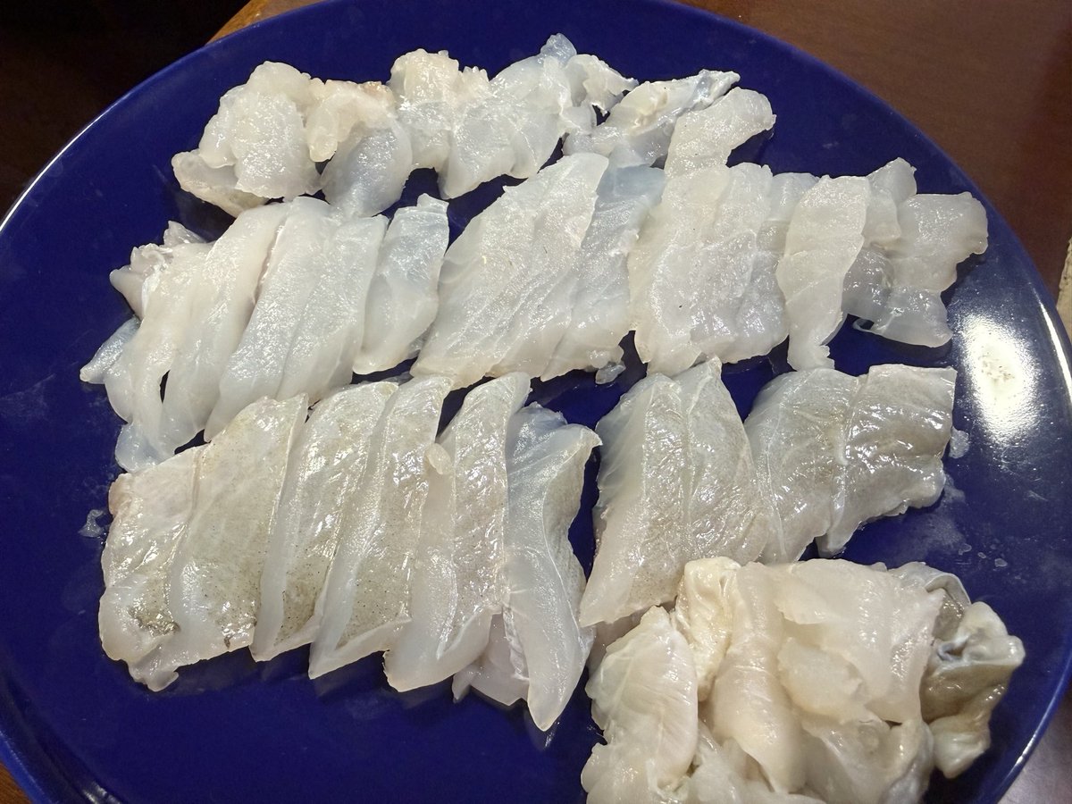 HIRO1293237's tweet photo. 昨日の晩御飯はカワハギのしゃぶしゃぶ
でした。今日は鍋の具材が余ってるので
魚を豚肉に変更してまた手軽な鍋🫕かな？ https://t.co/jLGb7GcAid