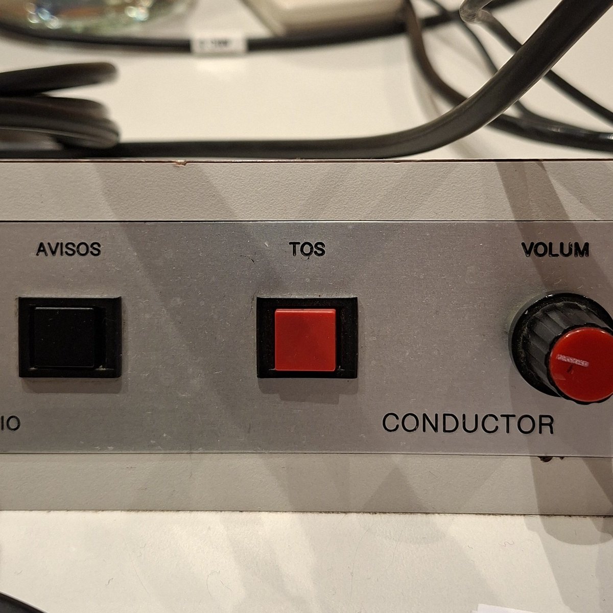 A <a href="/catalunyamusica/">Catalunya Música</a> hi ha un botó per quan has de tossir i vols apagar ràpid el micro. Proposo un aparell similar en els seients dels auditoris però, per si tus o li sona el mòbil al del davant, que premis el botó i se li foti bastonada al cap.