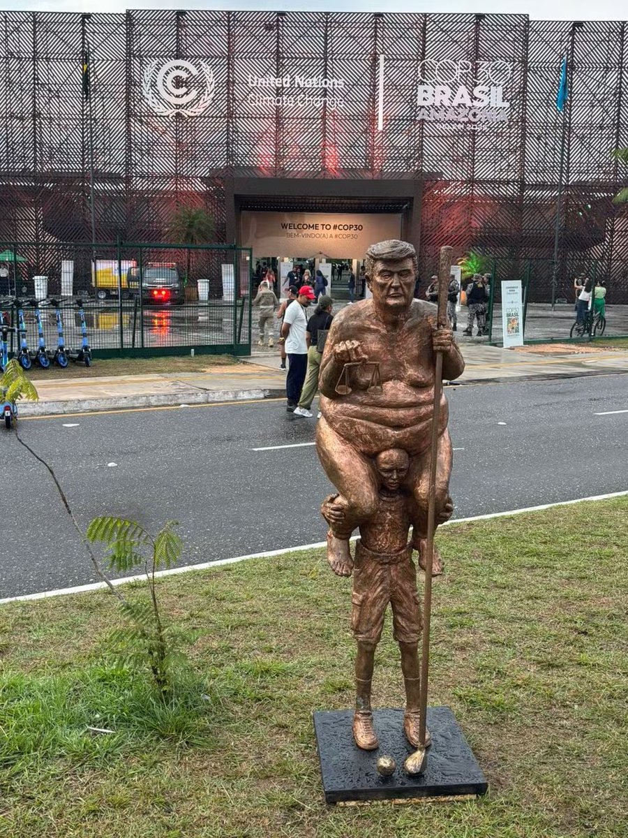 republiqueBRA's tweet image. 😬 🇺🇸 Escultura que retrata Donald Trump como “Deus da Injustiça” é exposta em protesto na entrada da COP30.