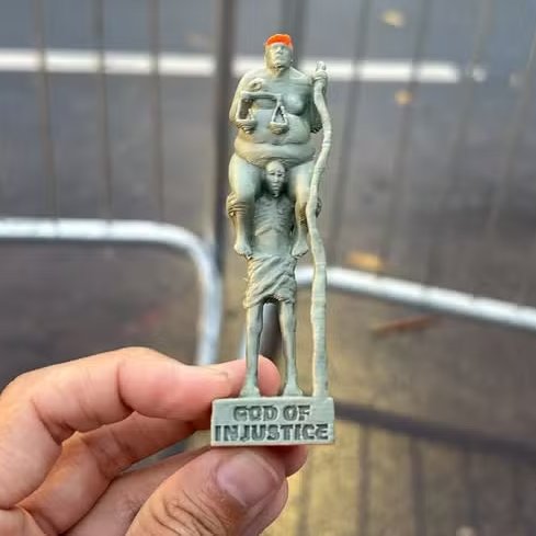 republiqueBRA's tweet image. 😬 🇺🇸 Escultura que retrata Donald Trump como “Deus da Injustiça” é exposta em protesto na entrada da COP30.