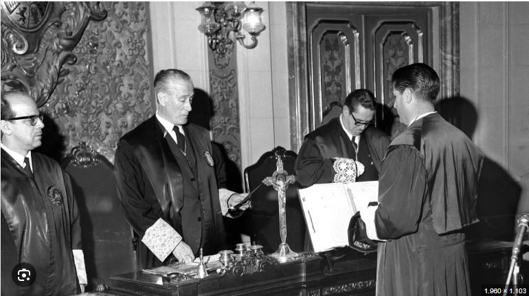 Rafael_Narbona's tweet image. El Tribunal Supremo celebra el 20-N condenando al fiscal general del Estado, García Ortiz. Ya está en marcha la absolución de Alberto Quirón. El antiguo Tribunal de Orden Público nunca dejó de funcionar. El franquismo es una patología endémica en el cuerpo judicial.