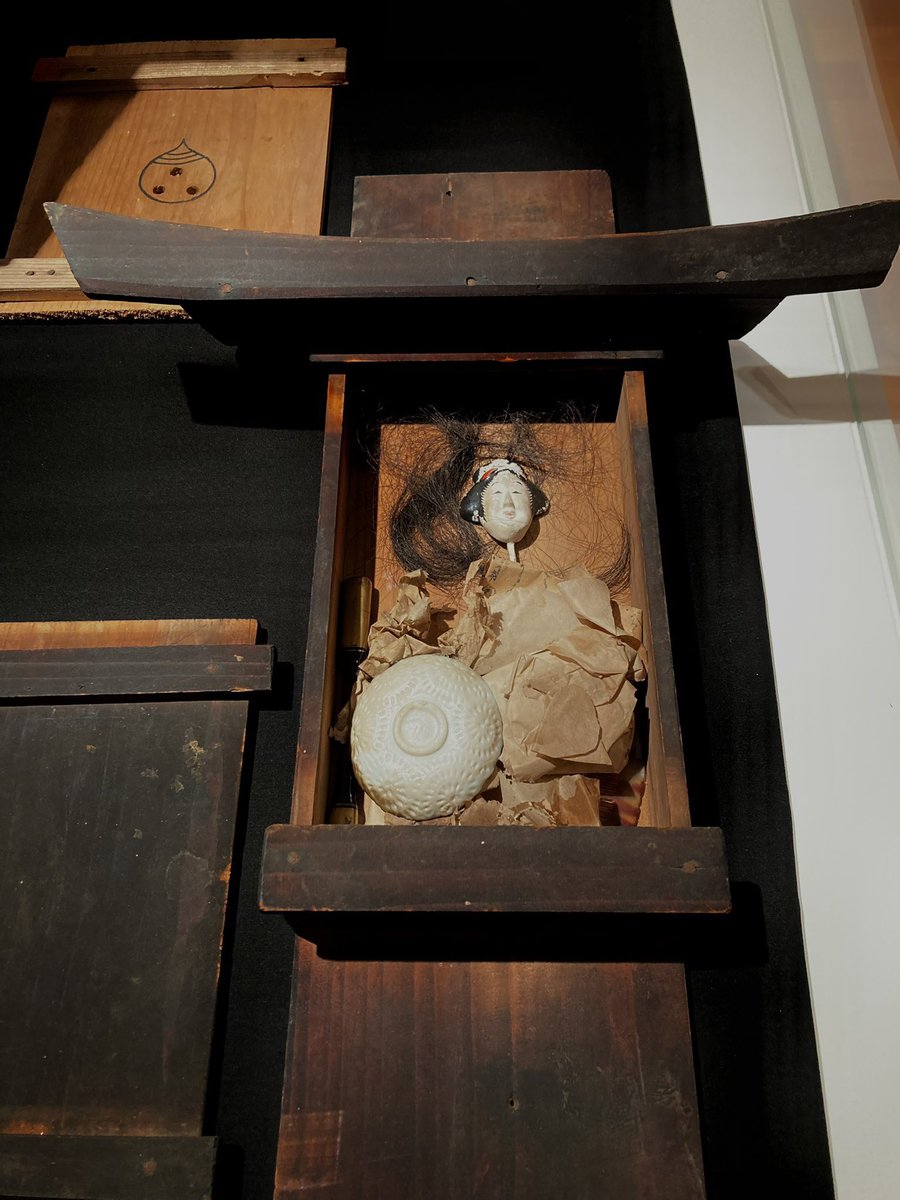 tonomuseum's tweet image. 家の守り神
遠野では家を新築する際に、大工の棟梁が小さな御堂を作り、人形を鏡やクシ、髪の毛などと共に入れ、封をして棟木に打ちつけ家の守り神とする風習があった。 佐々木喜善は、このようなモノの霊魂が座敷に現れるのではないかと推測した。

「遠野物語と呪術」開催中1/12迄