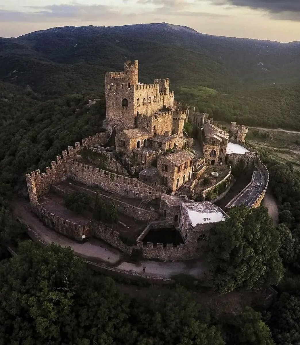 Nunca querría yo encontrar
rico hombre con mal corazón
sino que querría señor encontrar
que me diese sin pedir su don
Y querría todos los días de mi vida
damas encontrar lejos de toda gente
-Guillem de Cervera s.XIII

Castell de Requesens
#Girona s.IX-XIX
<a href="/parra1956/">Dolors Parramón</a>
📸@rubenramsc