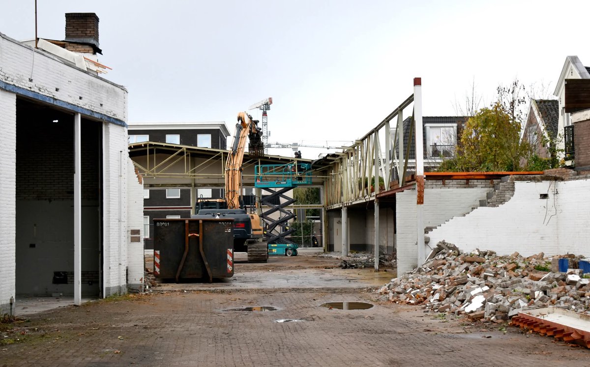 rtvzaanstreek's tweet photo. Regio:
Wat Ben opviel:
Sloop 2 De oude FORD garage in de Westzijde.
#Zaanstad #westzijde #ford #Sloopwerk
📷Ben Rijks https://t.co/cOySieVRXn