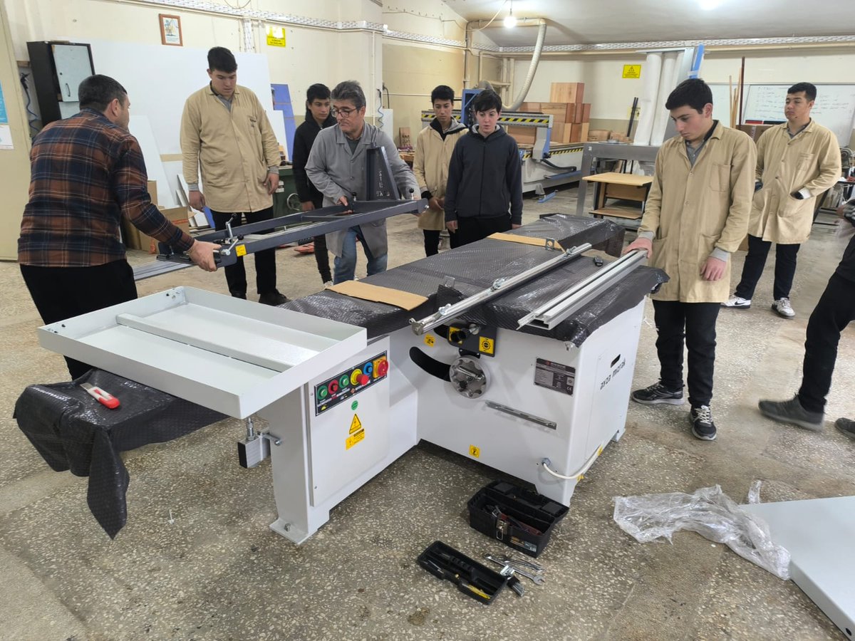 🪚 Mobilya ve İç Mekan Tasarımı Atölyemize Yeni Ekipman!

Atölyemize *Daire Testere Makinesi* teslimatı başarıyla gerçekleşti!  
Öğrencilerimiz, *son teknoloji* ekipmanlarla uygulamalı eğitimlerine hız kesmeden devam ediyor.  
<a href="/karacabeymem/">Karacabey İlçe Millî Eğitim Müdürlüğü</a>
#MeslekLisesiMemleketMeselesi