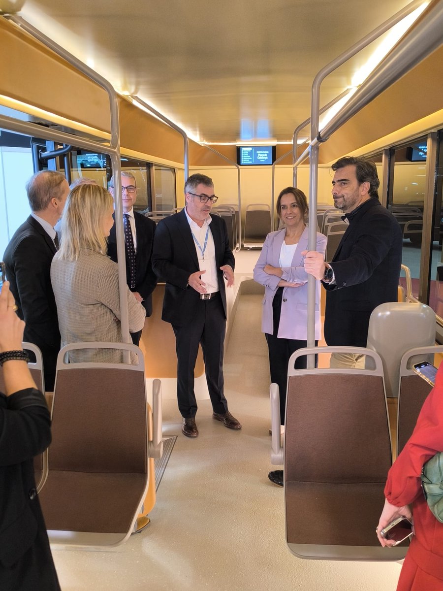 🚍✨ Inaugurada oficialmente #expobusiberia25 por el Conselleiro de Presidencia, Justicia y Deportes de la <a href="/Xunta/">Xunta de Galicia</a> de Galicia, Diego Calvo, quien estuvo acompañado del delegado de la Xunta en Pontevedra, Agustín Reguera; la diputada provincial de Fondos Europeos, Innovación y