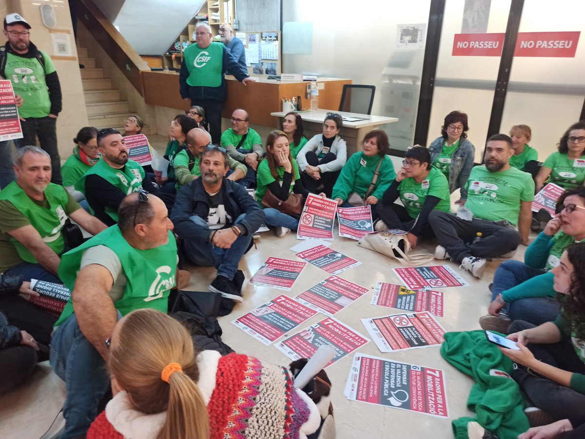 STEPV_Iv's tweet photo. El professorat valencià es mobilitza el #20N per a exigir millores en l'escola pública.

#MilloremEscolaPública

@IntersindicalV 

@GVAeducacio https://t.co/SYxY8oGPGQ