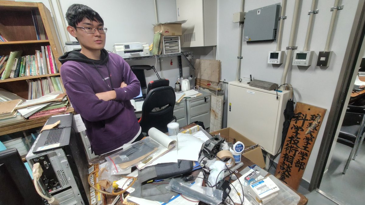 SCL_Ryukyu's tweet image. パルスジェット班の2次元燃焼室 モデル。脈動を再現するためテールパイプを 四角断面から円形断面へスムーズにつなぐ。自由噴霧の観察実験は一段落。火炎噴流の観察ができるよう主燃焼室モデルとプリチャンバーの取り付け。明日のエンジニアリング デザイン演習に向け 3年次生も試行錯誤をしていた様子