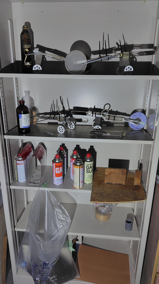 SCL_Ryukyu's tweet image. パルスジェット班の2次元燃焼室 モデル。脈動を再現するためテールパイプを 四角断面から円形断面へスムーズにつなぐ。自由噴霧の観察実験は一段落。火炎噴流の観察ができるよう主燃焼室モデルとプリチャンバーの取り付け。明日のエンジニアリング デザイン演習に向け 3年次生も試行錯誤をしていた様子